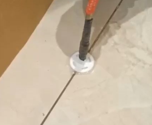 藁城瓷砖空鼓维修公司专业解答瓷砖在铺贴过程中，如果没有涂抹均匀到位的粘结材料（如水泥砂浆或瓷砖胶），可能会导致以下问题