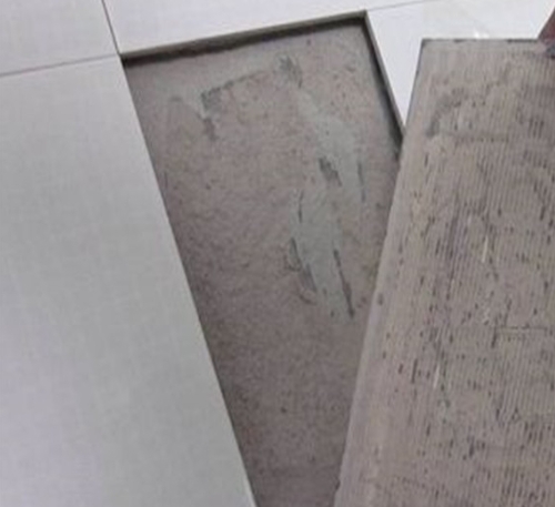 藁城瓷砖空鼓维修公司分享瓷砖铺贴时如果打浆（即涂抹在瓷砖背面和基层上的砂浆或瓷砖胶）过少，会带来以下问题